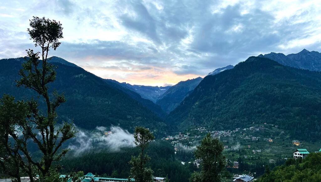 Old Manali town view